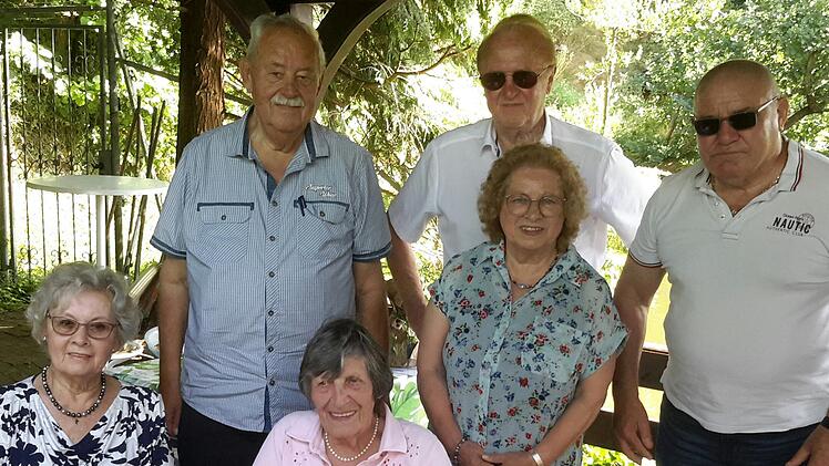 Mit Urkunde und Pr&auml;sent ehrte die Ortsvorsitzende Carmen Ruppel (vorn rechts) die langj&auml;hrigen Mitglieder (von links) Irmgard Mnich, Wilfried K&ouml;mpel, Christa-Marie Jansen, Theodor Heurich und Karl Veit.