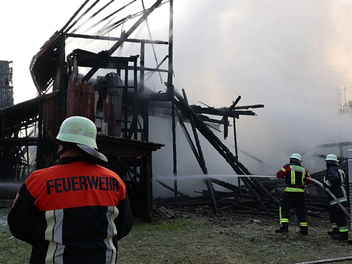 Scheunenkomplex brennt in Ahlstadt nieder - Zwei Feuerwehrangehörige verletzt