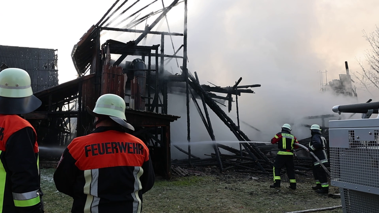 Scheunenkomplex brennt in Ahlstadt nieder - Zwei Feuerwehrangehörige verletzt