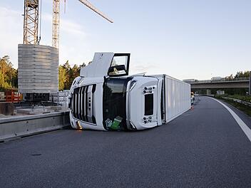 A3/A9 bei Nürnberg: Erdbeerlaster umgekippt - Überleitung gesperrt
