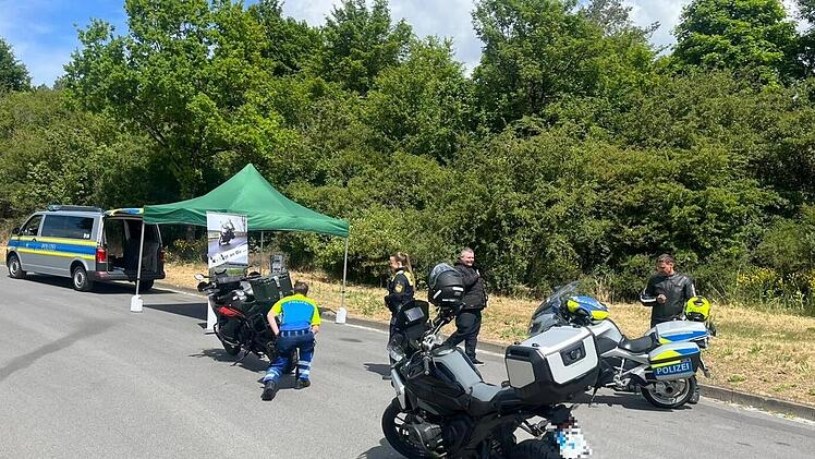 Am Münnerstädter Schindberg führte die Polizei eine Motorrad-Kontrolle durch.