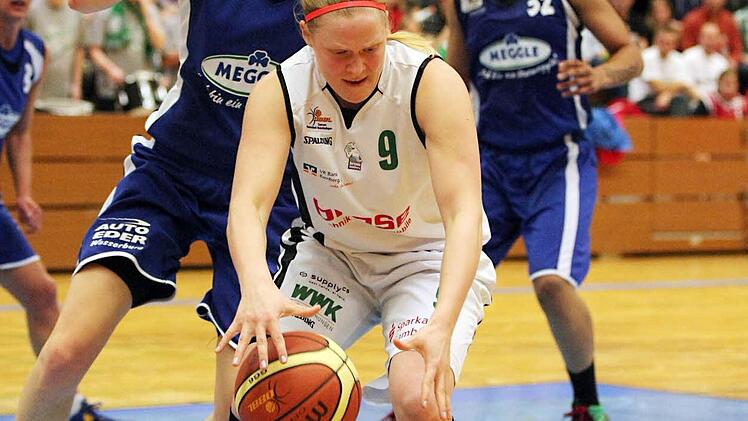 Tonia Lohneiß wird von Nationalspielerin Anne Breitreiner attackiert.