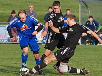 Mit 35 Punkten holte sich der FC Wallenfels den inoffiziellen Herbstmeistertitel der Kreisklasse. Zu den wichtigsten Akteuren der "Flößer" gehört Kapitän Michael Herrmann (links). Foto: Heinrich Weiß