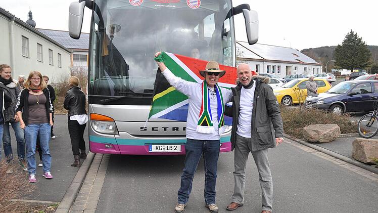 OB Kay Blankenburg empfing das Jugendmusikkorps mit seinem Leiter Bernd Hammer an der Musikschule. Foto: Peter Klopf