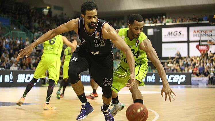 Trevon Hughes (rechts) egen Lawrence Hill.