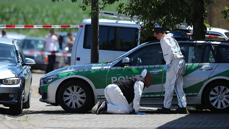 Polizeibeamte untersuchen am 10.07.2015 in Leutershausen bei Ansbach den Tatort. Ein Amokl&auml;ufer hat dort mindestens zwei Menschen get&ouml;tet. Die Polizei konnte den mutma&szlig;lichen T&auml;ter kurz darauf festnehmen. Foto: Daniel Karmann/dpa