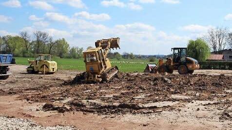 Am Rande der Aischauen wird ein hochwassersicherer Lagerplatz aufgeschüttet. Foto: Andreas Dorsch
