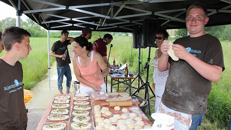 Am Bach wurden Leckereien serviert: selbst gemachte Flammkuchen frisch aus dem Feuer  Foto: Evi Seeger