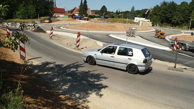 Neuer Kreisel bei Aschach vor der Fertigstellung. Foto: Paul Ziegler