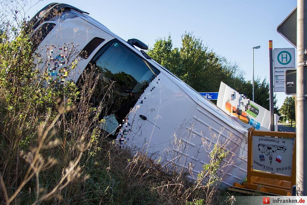 Transporter kollidiert mit Kleinwagen und kracht in Bushaltestelle
