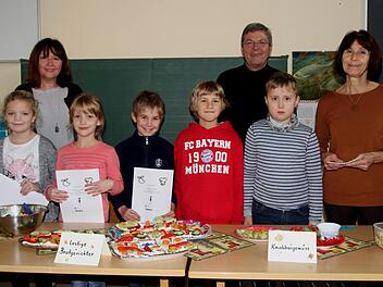 Ihren "Ernährungsführerschein" absolvierten die Drittklässler der Grundschule Kirchlauter; hier die ausgezeichneten Schüler (von links) Jule Streichsbier, Amelie Geiling, Hannes Hoch, Luca Fink und Konstantin Genslein mit (hintere Reihe, von links) Schulleiterin und Klassenlehrerin Claudia Gigglberger, "Rotarier" Hans-Georg Schubert und Ernährungsfachfrau Elfriede ZettelmeierGünther Geiling