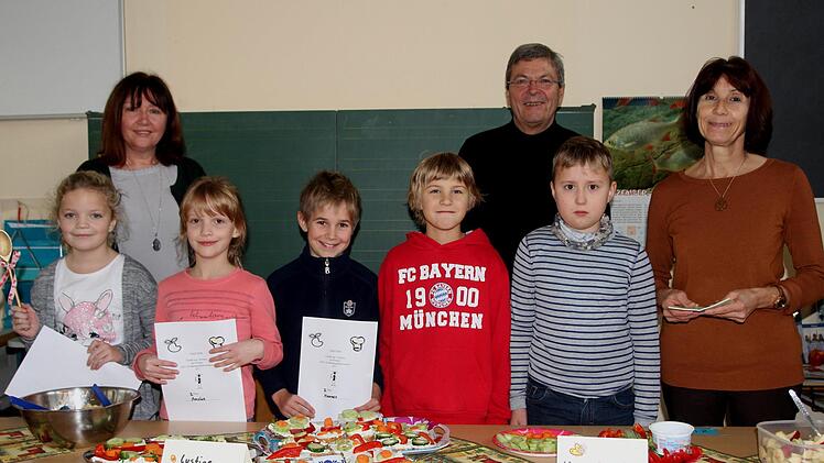 Ihren "Ernährungsführerschein" absolvierten die Drittklässler der Grundschule Kirchlauter; hier die ausgezeichneten Schüler (von links) Jule Streichsbier, Amelie Geiling, Hannes Hoch, Luca Fink und Konstantin Genslein mit (hintere Reihe, von links) Schulleiterin und Klassenlehrerin Claudia Gigglberger, "Rotarier" Hans-Georg Schubert und Ernährungsfachfrau Elfriede ZettelmeierGünther Geiling
