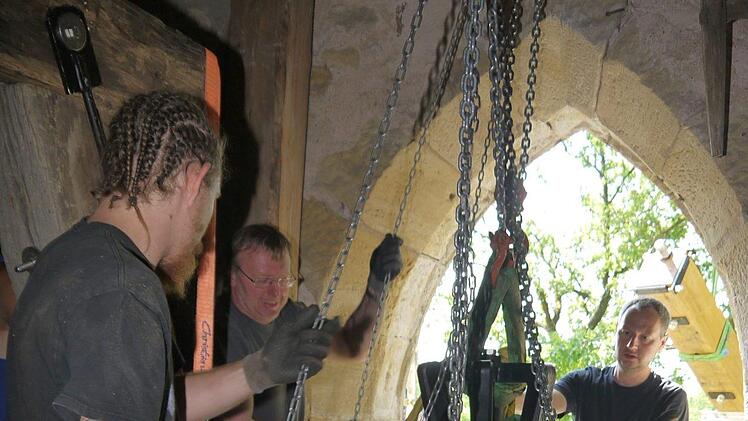 Impression vom Einbau der neuen Kirchenglocken in Gleußen.Berthold Köhler