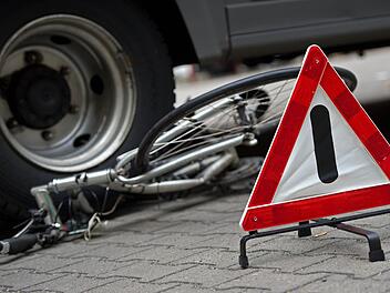 Die Radfahrerin wurde von dem Auto gerammt.  Symbolbild, Foto: Arno Burgi/dpa