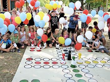 Die Harsdorfer Kinder bauten ein überdimensionales "Mensch-ärgere-Dich-nicht"-Spiel. Foto: Werner Reißaus