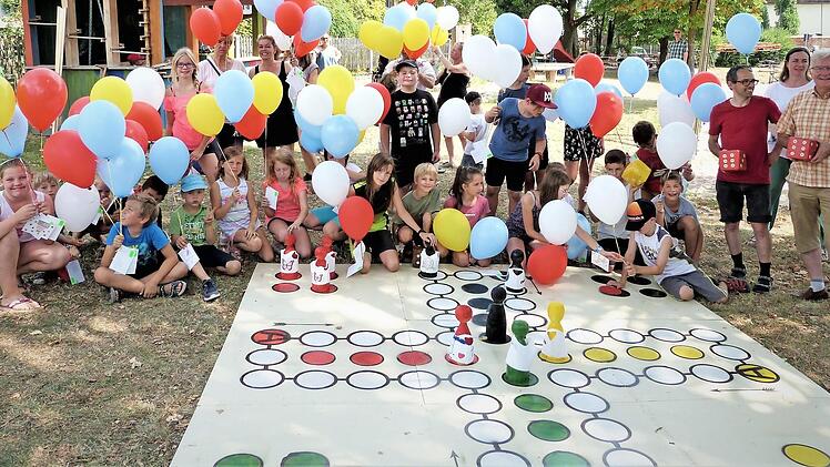 Die Harsdorfer Kinder bauten ein überdimensionales "Mensch-ärgere-Dich-nicht"-Spiel. Foto: Werner Reißaus