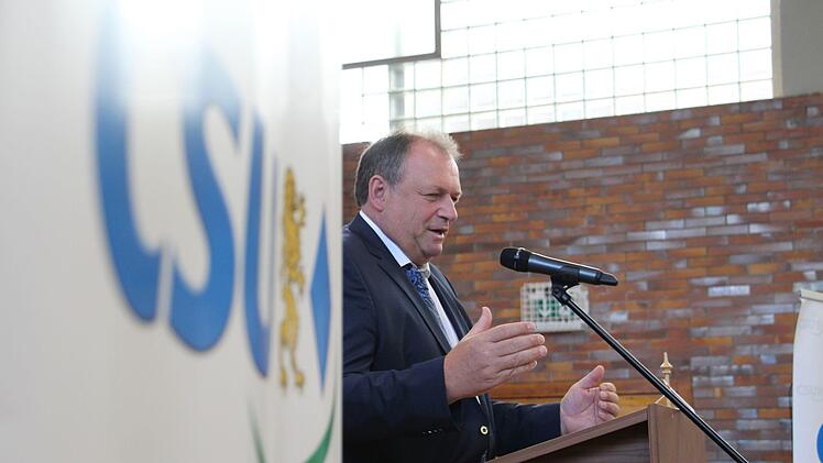 CSU-Landtagskandidat Walter Nussel sprach in Hemhofen über Regulierungs- und Kontrollwut bei Baurichtlinien. Foto: Christian Bauriedel