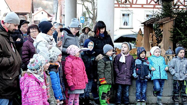 Die Kinder sangen am Dorfbrunnen mit der Krippe.  Foto: Günther Geiling
