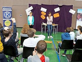 Sonja Welter und Susi Bloss (im Hintergrund, von links) vom Mutwelten-Theater helfen Kindern, sich gegen Mobbing zu wehren.  Foto: Dieter Hübner