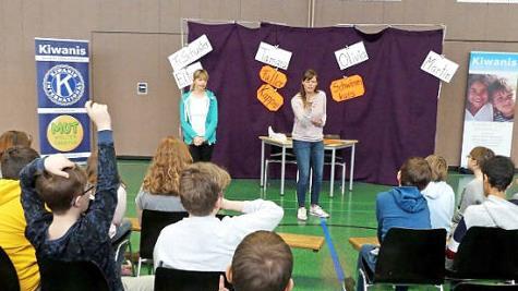 Sonja Welter und Susi Bloss (im Hintergrund, von links) vom Mutwelten-Theater helfen Kindern, sich gegen Mobbing zu wehren.  Foto: Dieter Hübner