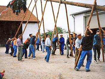 Baumaufstellen in Burgstall: Inzwischen haben die Kerwasburschen neue Schwalben, die sie in Zusammenarbeit mit den Kollegen aus Tuchenbach und Herzogenaurach hergestellt haben.  Fotos: Archiv