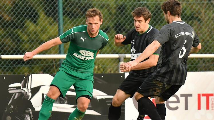 F&uuml;r den Marktzeulner Spielertrainer Lukas Engelmann (links) und sein Team sieht es zur Winterpause deutlich besser aus als f&uuml;r die Arnsteiner, hier mit J&uuml;rgen Mahr und Tobias Raab (rechts). Foto: Gunther Czepera