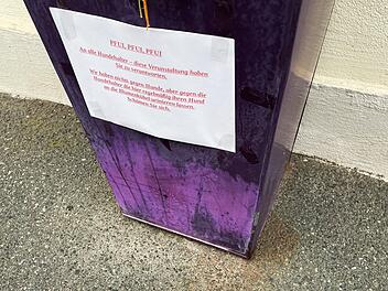 Herzogenaurach: Durch den Urin der Hunde werden die Blumenk&uuml;bel besch&auml;digt