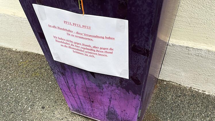 Herzogenaurach: Durch den Urin der Hunde werden die Blumenk&uuml;bel besch&auml;digt