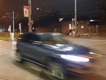 Nürnberg: Filmreife Flucht vor Polizei endet mit Unfall - teils "über 100 km/h"