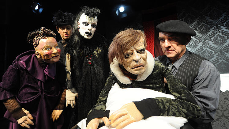 Molieres "Der eingebildete Kranke" spielt das Theater Salz und Pfeffer in Nürnberg mit Großfiguren.