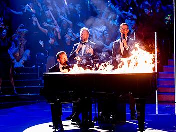 Sie singen das neue Jahr ein (von links): Klaas Heufer-Umlauf, Steven G&auml;tjen und Joko Winterscheidt.