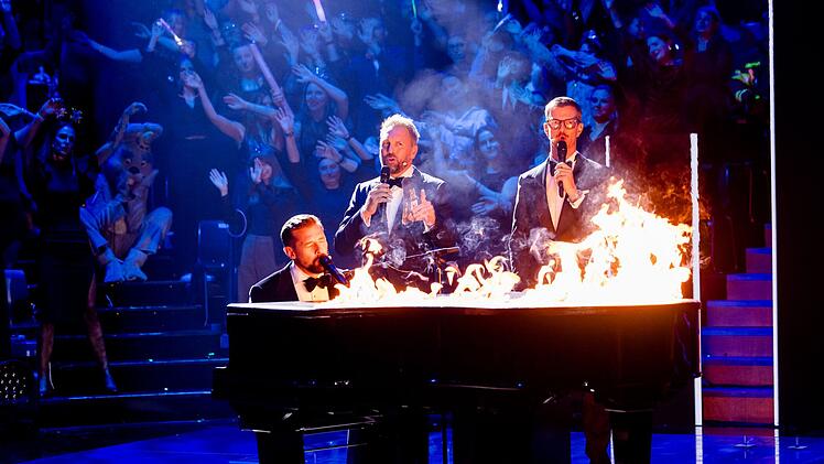 Sie singen das neue Jahr ein (von links): Klaas Heufer-Umlauf, Steven G&auml;tjen und Joko Winterscheidt.