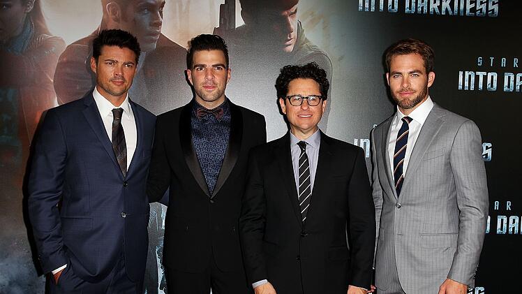 "Star Trek"-Regisseur J.J. Abrams (zweiter von rechts)   verschaffte Karl Urban einen Cameo-Auftritt in "Star Wars: Der Aufstieg Skywalkers" (2019).