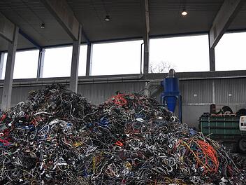 In der Produktionshalle von Loacker: Kabelschrott liegt fürs Recycling bereit. Deutlich ist die offene Gebäudefront oben zu erkennen.   Fotos: Archiv