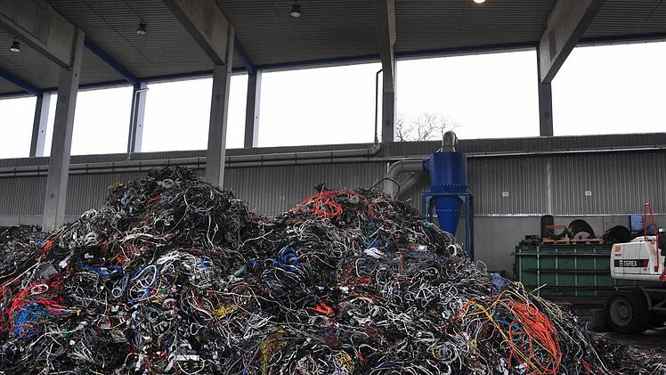 In der Produktionshalle von Loacker: Kabelschrott liegt fürs Recycling bereit. Deutlich ist die offene Gebäudefront oben zu erkennen.   Fotos: Archiv