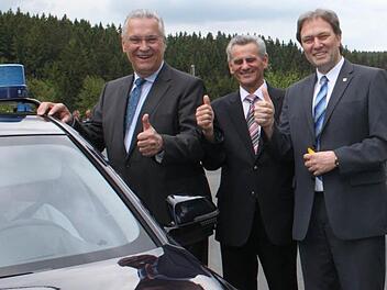 Daumen hoch: Innen- und Verkehrsminister Joachim Herrmann Herrmann, Landrat Oswald Marr und Steinbachs Bürgermeister Klaus Löffler (von links) geben die neue Strecke frei. Fotos: Veronika Schadeck