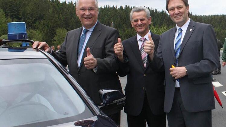 Daumen hoch: Innen- und Verkehrsminister Joachim Herrmann Herrmann, Landrat Oswald Marr und Steinbachs Bürgermeister Klaus Löffler (von links) geben die neue Strecke frei. Fotos: Veronika Schadeck