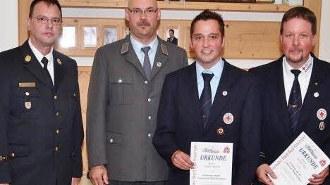 Stadtbrandinspektor Harald Albert (von links) zeichnete die Rotkreuzler Klaus Zehe und Steffan Hedrich sowie BRK-Bereitschaftsleiter Thomas Menz mit dem Feuerwehrabzeichen in Silber aus.