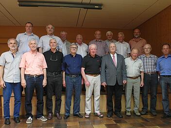 Ehrungen für 50-, 55- und 60-jährige Mitgliedschaft (hinten, von links): Daniel Finn (1. Vorsitzender), Norbert Helfrich (50 Jahre), Wilfried Donner (60), Adalbert Müller (60), Dieter Manger (60), Günter Schmitt (60), Walter Grünewald (60), Albin Kleinheinz (50); (vorne von links): Thomas Helfrich (50), Klaus Wiegand (50), Gunter Groß (55), Helmut Raab (55), Georg Gundelach (60), Walter Gutmann (60), Karl-Heinz Wirth (60), Kurt Raab (60) sowie Wolfgang Illek (2. Vorsitzender). Foto: Helmut Raab