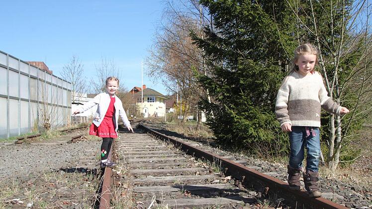 Zu Gast in der Kurstadt: Die fünfjährige Ruta und die sechsjährige Linda balancieren auf den Schienen am Bahnhof Bad Brückenau. Die beiden Mädchen sind Cousinen. Während Linda hier zuhause ist, kam die kleine Ruta mit ihrer Familie aus Lettland zu Besuch.  Foto: Ulrike Müller