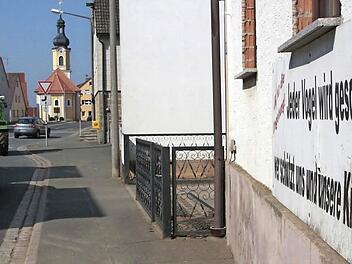 "Jeder Vogel wird geschützt, doch wer schützt unsere Kinder" fragt dieser Gosberger (rechts) angesichts der massiven Verkehrsbelastung. Eine Besserung ist vorläufig nicht in Sicht.  Foto: Josef Hofbauer