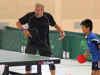 Youngster und Senior spielten zusammen im Doppel für die TS/BSG Herzogenaurach: Der Einzug in die Finalrunde blieb Walter Schlienz (links) und Frank Zhao jedoch verwehrt.  Fotos: privat