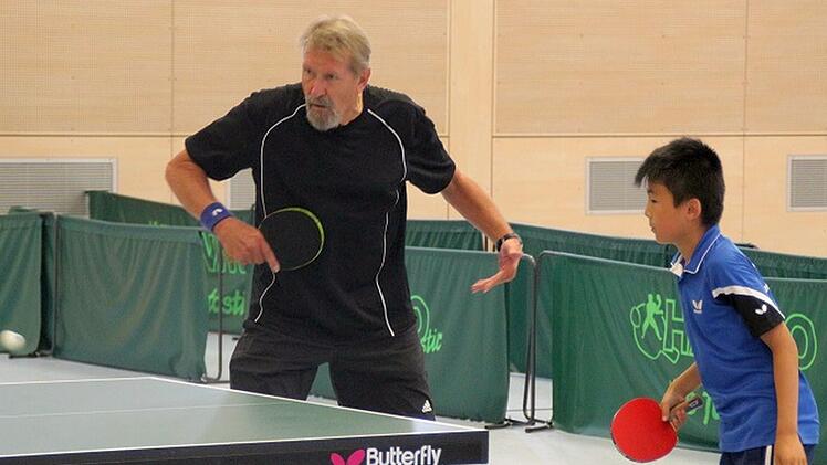 Youngster und Senior spielten zusammen im Doppel für die TS/BSG Herzogenaurach: Der Einzug in die Finalrunde blieb Walter Schlienz (links) und Frank Zhao jedoch verwehrt.  Fotos: privat