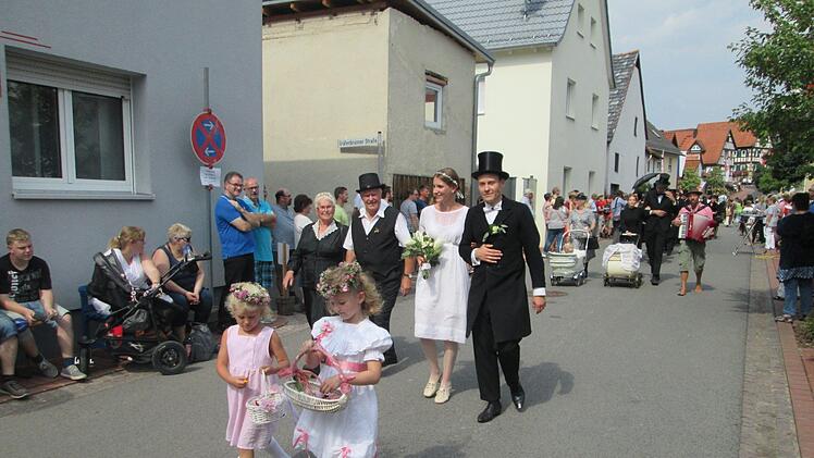 Das Hochzeitspaar mit Gefolge, einschließlich Kinderwägen. Foto: Winfried Ehling