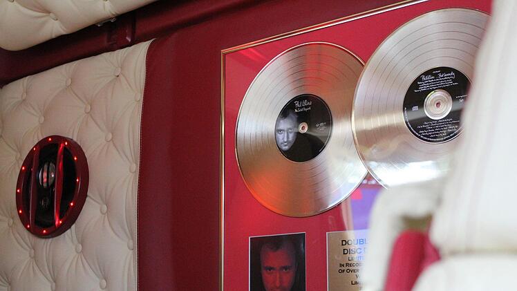 Auch nicht schlecht: Phil Collins Goldene Schallplatten fahren mit.