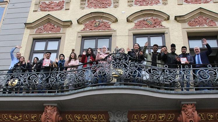 Zur Belohnung erfüllte OB Tessmer den Schülern einen großen Wunsch: Einmal vom Rathausbalkon winken.  Foto: Ulrike Nauer