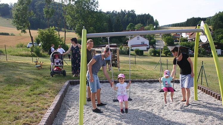 Die Schaukeln am neu gestalteten Spielplatz in Neukirchen wurden gleich nach der offiziellen Freigabe in Beschlag genommen. Foto: Martin Rebhan