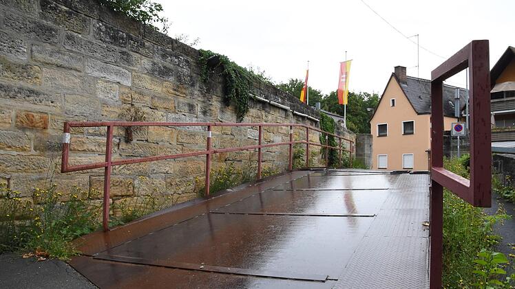 Diese provisorische Brücke müsste ausgebessert werden.