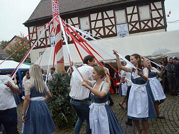 Auch durch den Regen ließ man sich die gute Kerwalaune nicht vermiesen und führte den zahlreichen Zuschauern so manches gut einstudierte Tänzchen vor. Der Musikverein sorgte für den stimmungsvollen Ton.Fotos: Karl-Heinz Hofmann