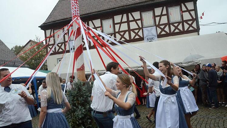 Auch durch den Regen ließ man sich die gute Kerwalaune nicht vermiesen und führte den zahlreichen Zuschauern so manches gut einstudierte Tänzchen vor. Der Musikverein sorgte für den stimmungsvollen Ton.Fotos: Karl-Heinz Hofmann